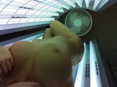Femme nue: Meuf nu dans une cabine de bronzage en selfie