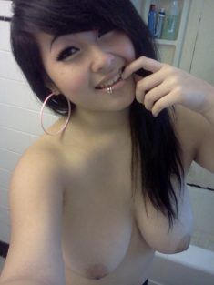 Femme nue: Une belle asiatique nue avec de gros seins généreux